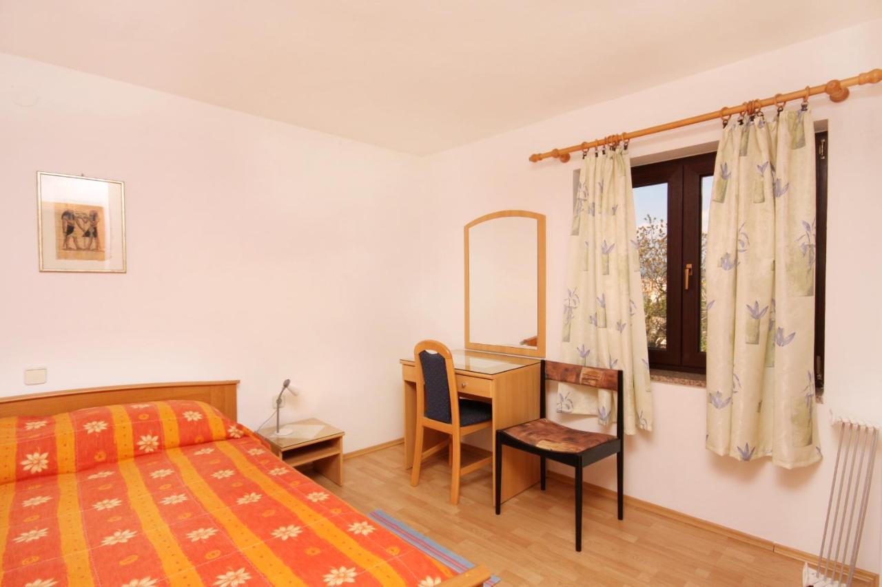 Apartments And Rooms With Parking Space Vrbnik, Krk - 5301 Екстер'єр фото