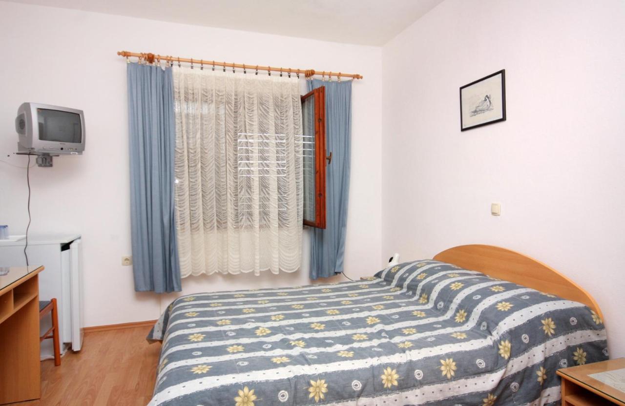 Apartments And Rooms With Parking Space Vrbnik, Krk - 5301 Екстер'єр фото