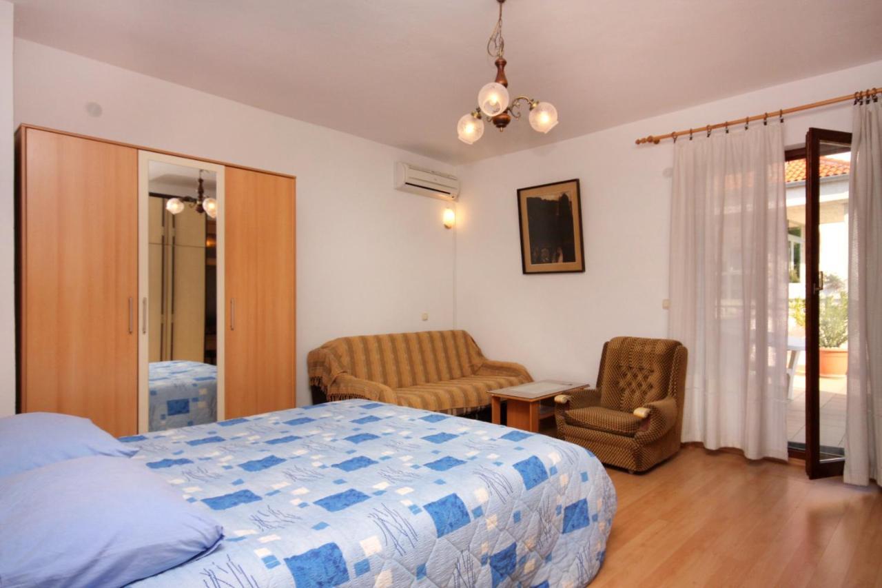Apartments And Rooms With Parking Space Vrbnik, Krk - 5301 Екстер'єр фото