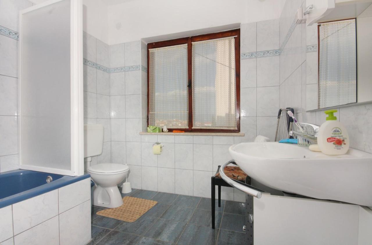 Apartments And Rooms With Parking Space Vrbnik, Krk - 5301 Екстер'єр фото